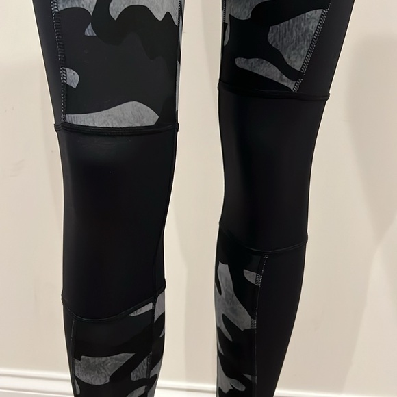 90 Degree by Reflex Prove Them Wrong Camo Leggings - Picture 3 of 9
